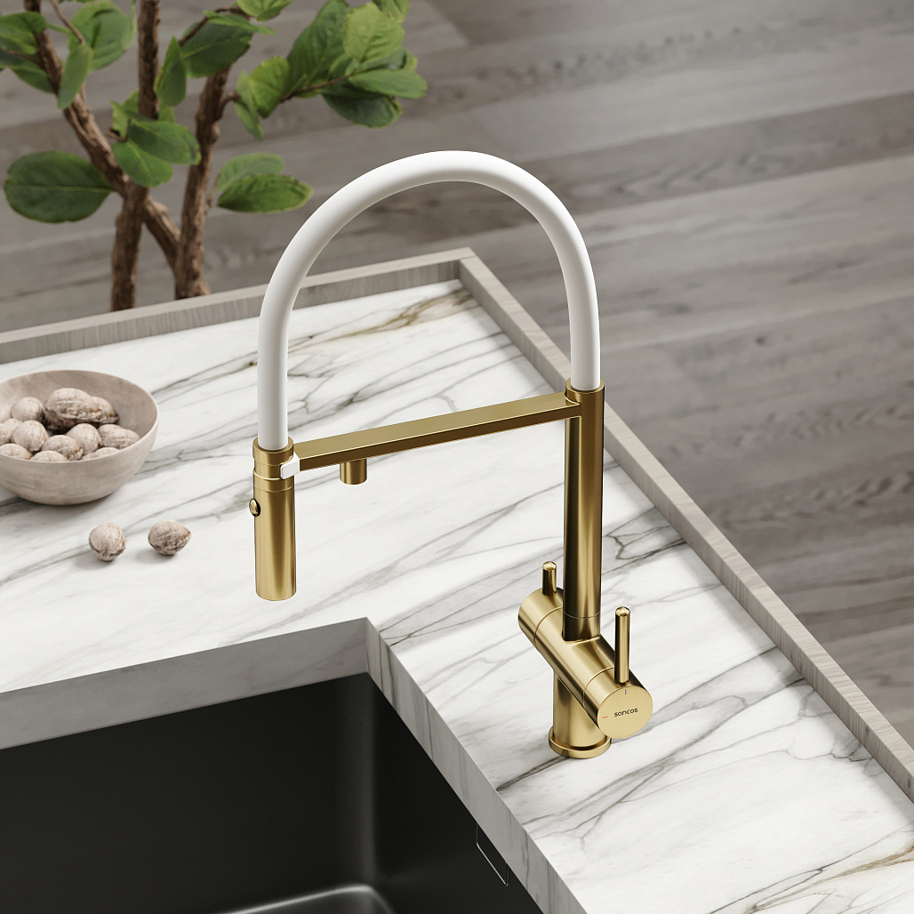 Смеситель для кухни Sancos Имола / Imola с гибким изливом и возможностью подключения фильтра для воды, вакуумное напыление (PVD-покрытие), брашированное золото / белый — КУХ008648 — фото 4